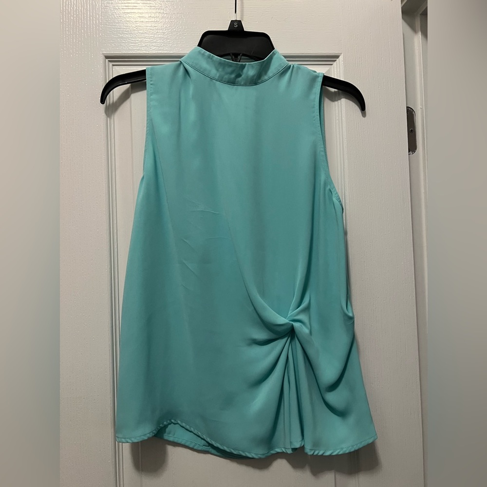 Mock neck sleeveless gorgeous Seafoam color top by oak street.